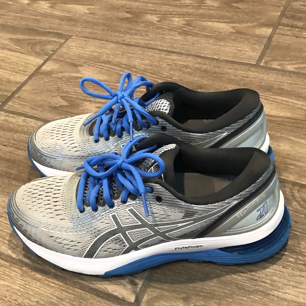 ASICS gel nimbus 21 excellent condition in box